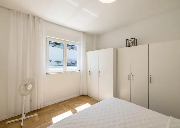 Artea, Luxurious With Heated Pool * 포드스트라나