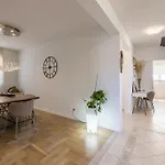 Artea, Luxurious With Heated Pool Podstrana