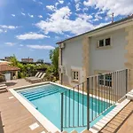 Artea, Luxurious With Heated Pool * Podstrana