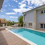 Villa Artea, Luxurious With Heated Pool Podstrana