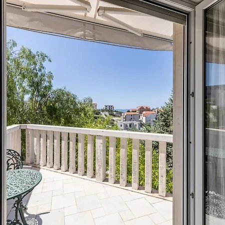 Artea, Luxurious With Heated Pool Vila *