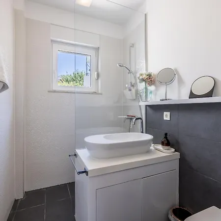 Artea, Luxurious With Heated Pool * Podstrana