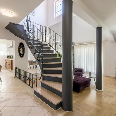 Vila Artea, Luxurious With Heated Pool