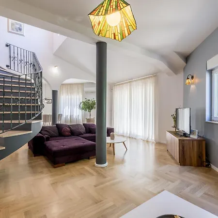 Artea, Luxurious With Heated Pool Vila *