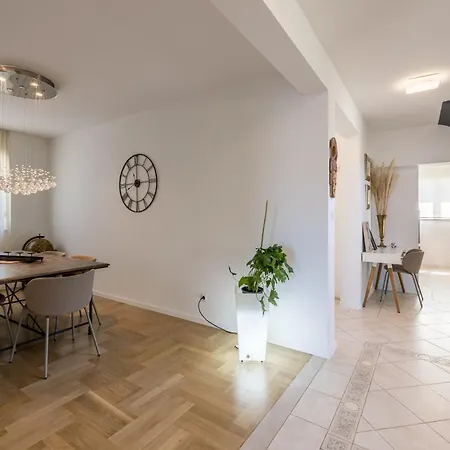 Artea, Luxurious With Heated Pool Podstrana