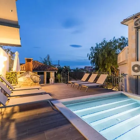 Artea, Luxurious With Heated Pool * Podstrana