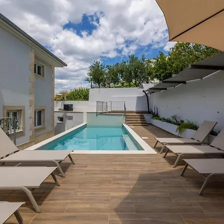 Artea, Luxurious With Heated Pool Vila