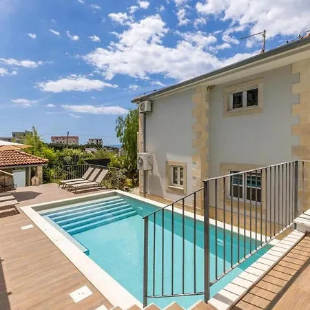 Artea, Luxurious With Heated Pool * Podstrana