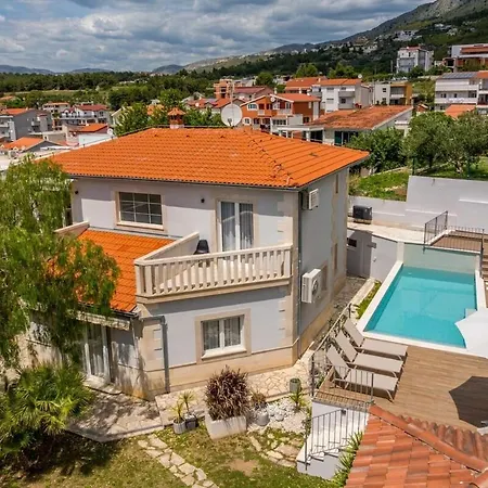 Vila Artea, Luxurious With Heated Pool *