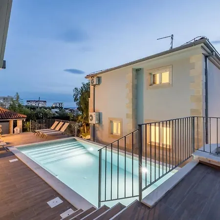 Artea, Luxurious With Heated Pool Podstrana