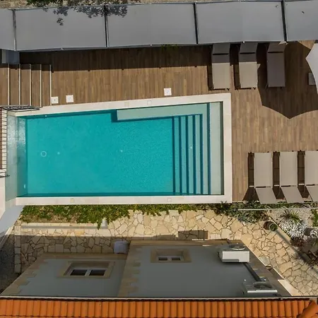 Vila Artea, Luxurious With Heated Pool
