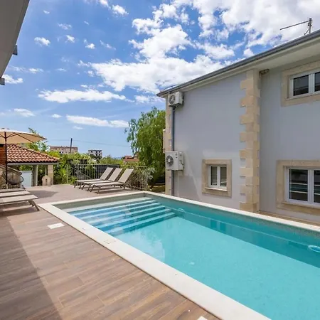 Vila Artea, Luxurious With Heated Pool Podstrana
