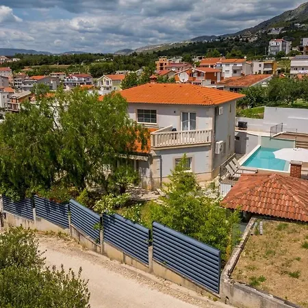 Vila Artea, Luxurious With Heated Pool